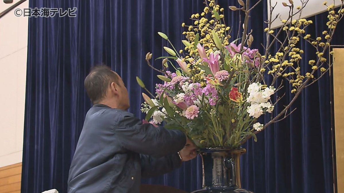 「華やかにそれを一番に考えてやってます」　こん身の作品で卒業生の門出を祝う　生花店で卒業式用の花の準備に追われる　島根県松江市