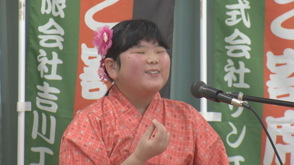 落語を披露する渡部真央さん