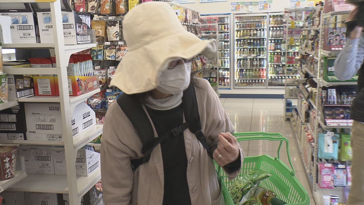 高齢者や認知症の人にも買い物を楽しく 県とファミリーマートが連携して「スローショッピング」の体験会を開催 店内には商品の置き場を示す表示や栄養士の食事相談も 鳥取県倉吉市