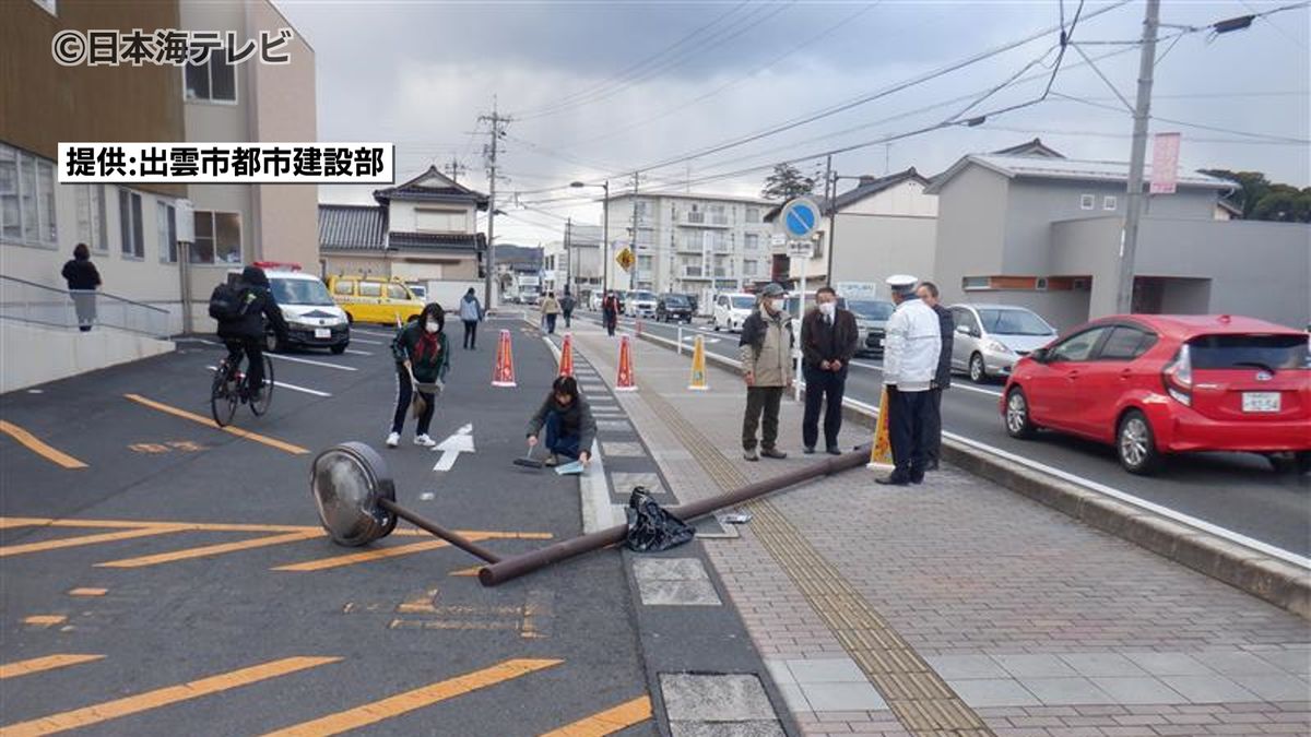 「隙間に雨水等が侵入して腐食がより進んだのではないか」　登校中の小学生が倒れてきた照明灯の影響で骨折　事故を受け緊急点検を実施　島根県出雲市