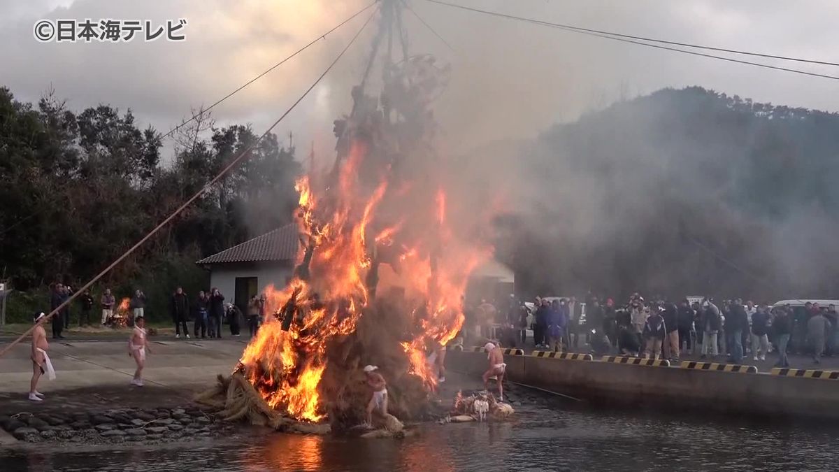 高さ約20メートルのやぐらに火を放つ　伝統行事「今津のとんど」　島根県隠岐の島町