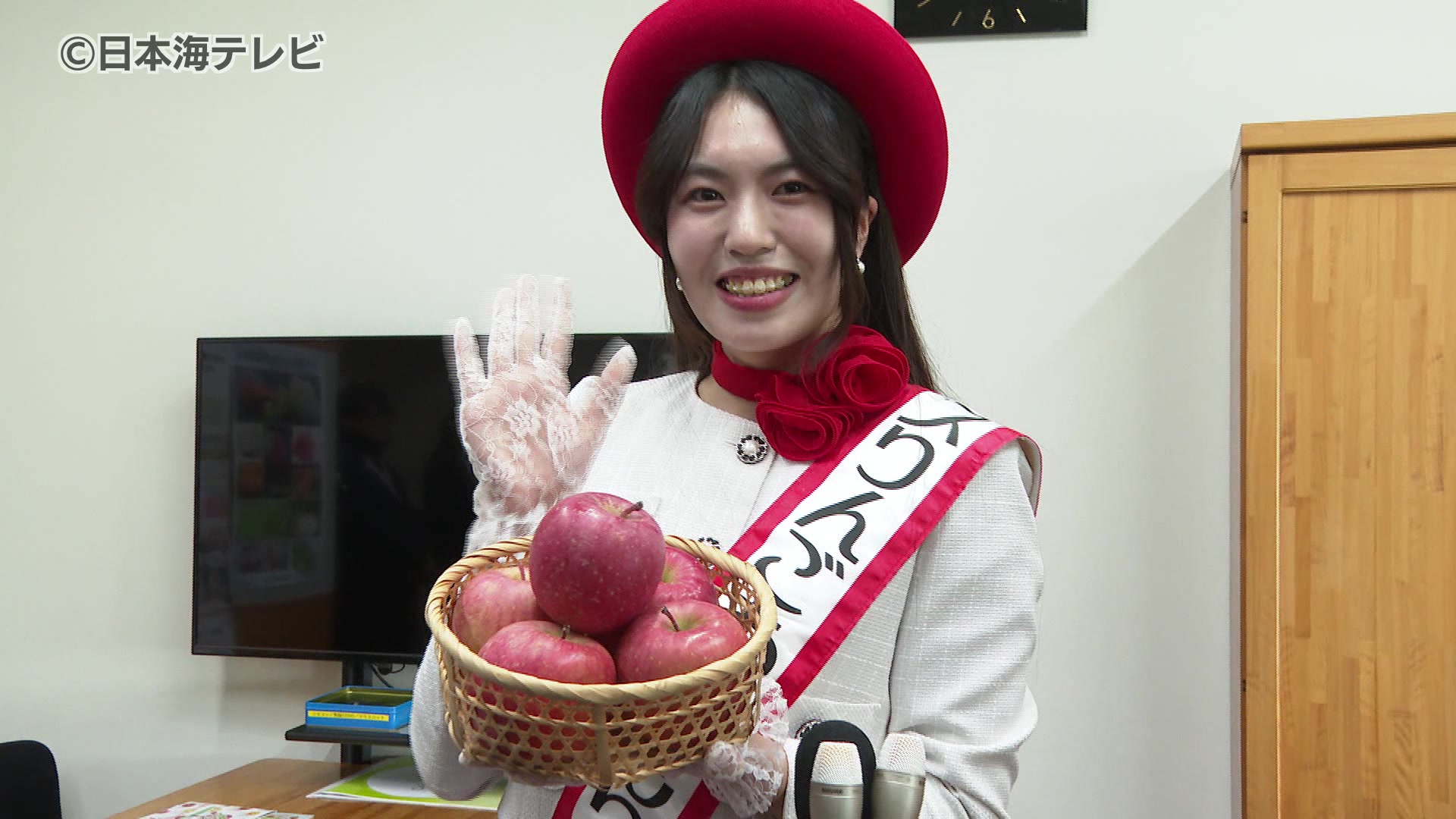 しょりん❣️秋、お月見、コスモス、もみじ、お団子、薔薇、アレンジ❁⃘*.゜ 楽天市場】造花 もみじやミックスリーフとコスモスの秋アレンジ 秋の