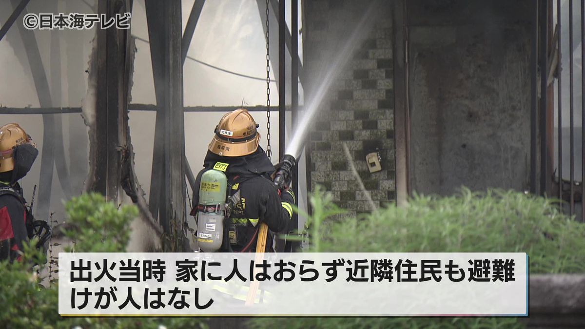 消火まで約4時間…　日中の火事で住宅2棟が全焼　この火事によるけが人はいなかったものの、初期消火に当たった男性が熱中症の疑いで病院に搬送　鳥取県鳥取市