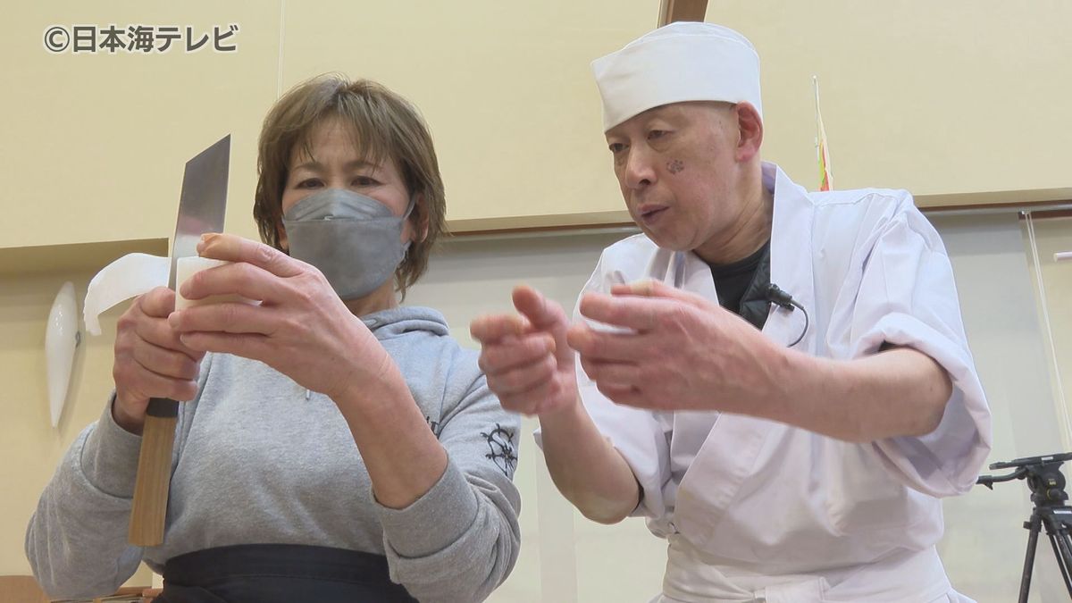 「インスタ映えする料理をしていかないと」　外国人が求める“日本らしさ”で　県内の料理人が「むきもの」の技を学ぶ　鳥取県