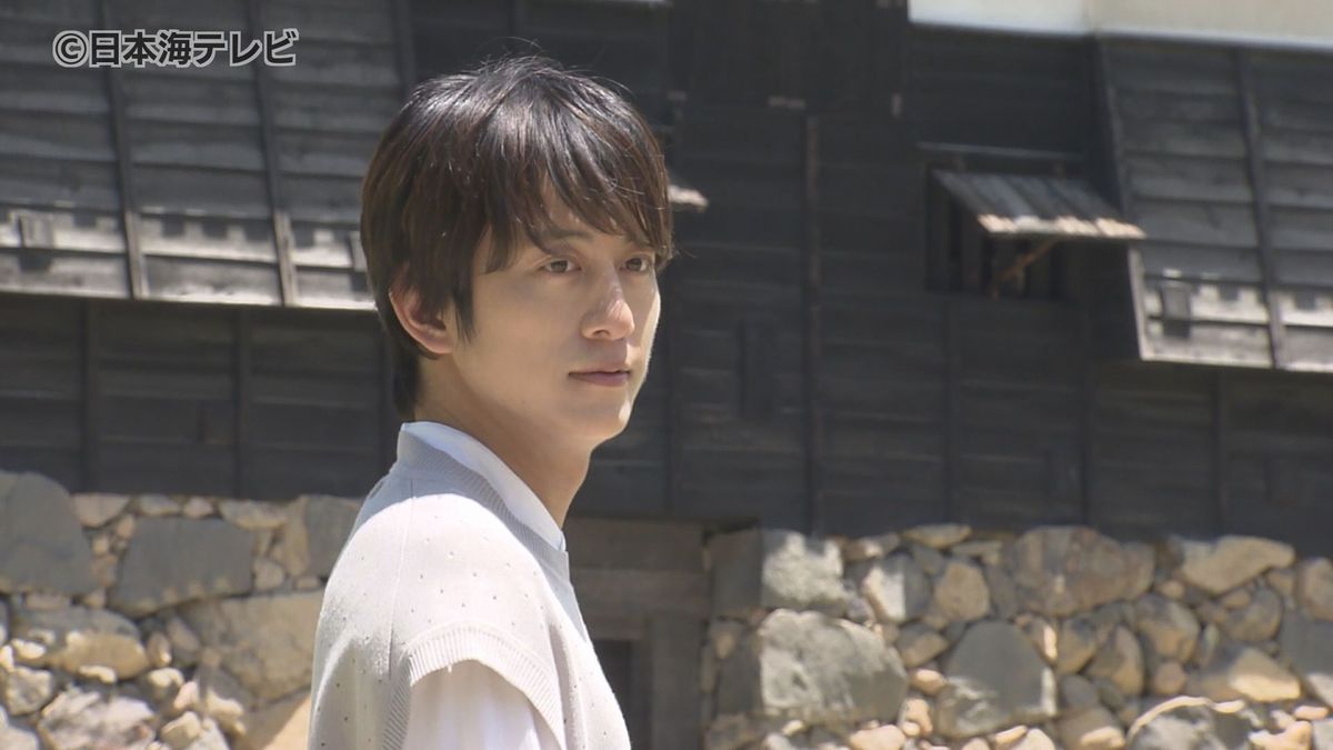 テーマは「水と歴史」 俳優の溝端淳平さんが松江城でウェブ雑誌撮影 「幅広く楽しめる場所だと感じました」 島根県松江市
