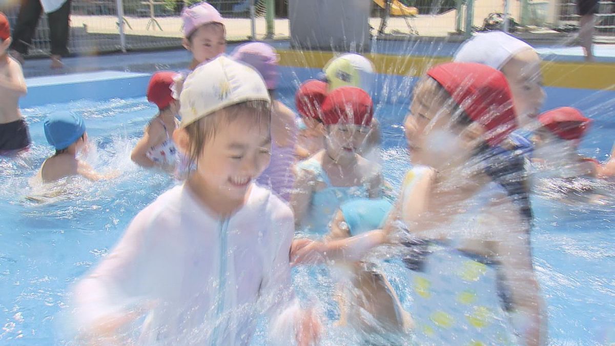 「気持ち良い。意外と温かい」　子ども園で早くもプール開き！　初泳ぎではじける笑顔の園児たち　島根県松江市