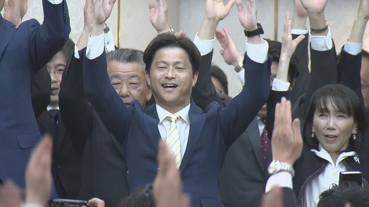 松江市長選挙　現職・上定 昭仁氏　陣営が当選確実を判断しバンザイ　