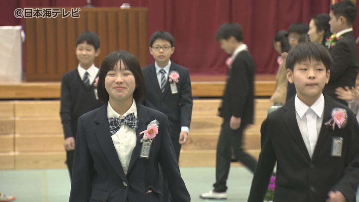 「大好きな仲間と全員そろって卒業できてうれしい」　4年ぶりに全校児童と保護者が卒業生の門出を祝う　鳥取県鳥取市