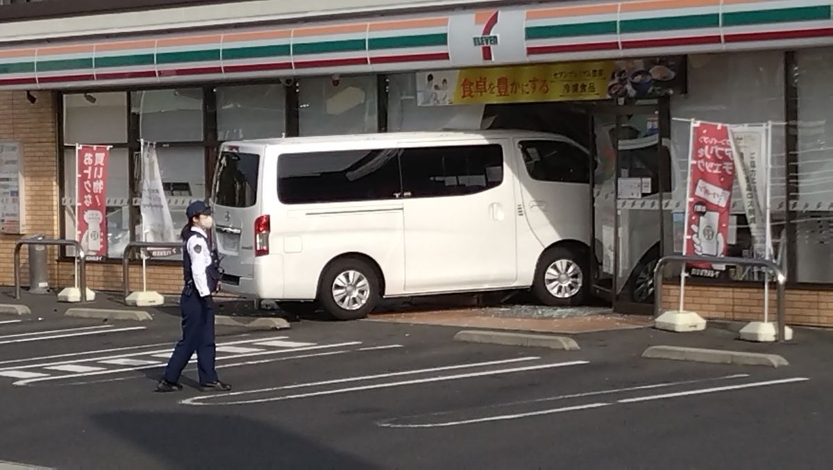 【速報】松江市のコンビニに車が突っ込み入口をふさぐ　運転手は飲酒か