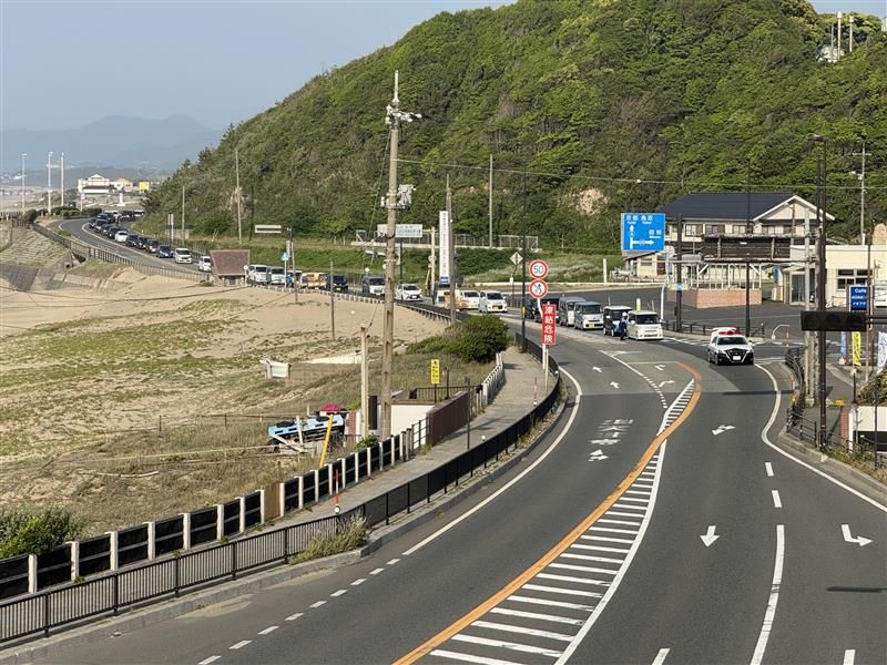 国道９号で普通貨物自動車とバイクが接触　２人搬送　鳥取市小沢見