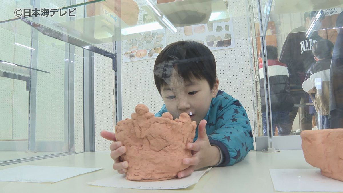 地元の歴史を知ろう！　園児たちが粘土を使って縄文土器作り　「町内にある遺跡が遠い存在ではなく近づくのでは」　鳥取県智頭町