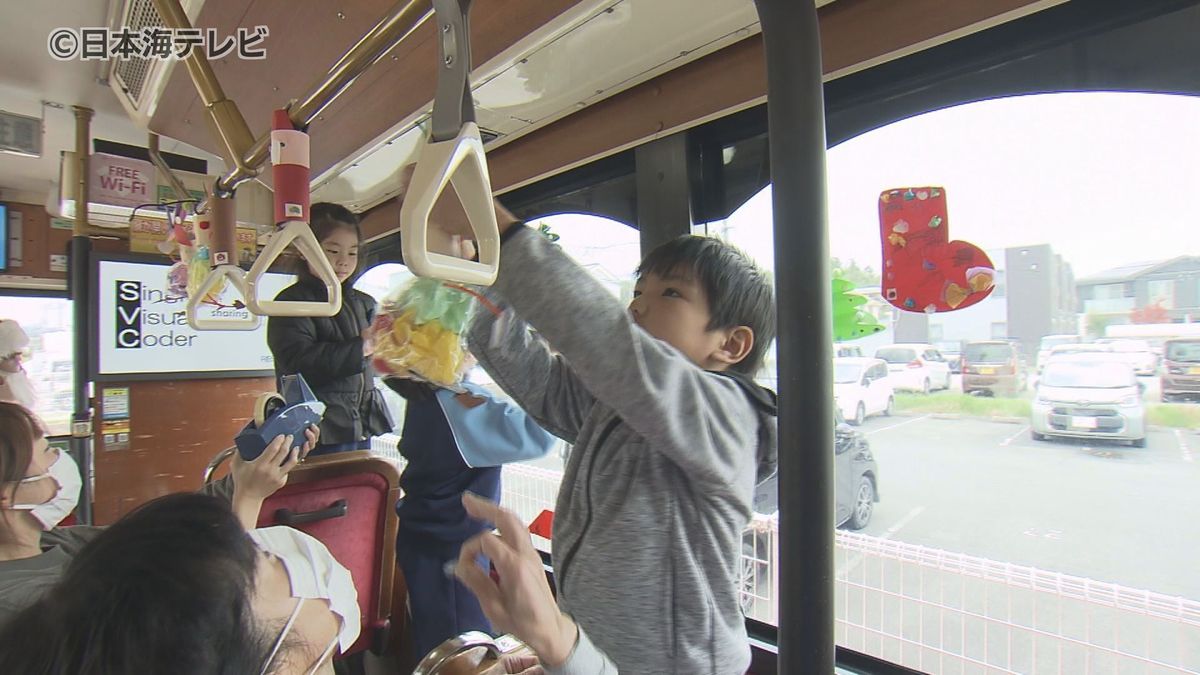 運転手はなんと・・・サンタクロース！　園児たちがバスにクリスマスの飾りつけ　島根県松江市