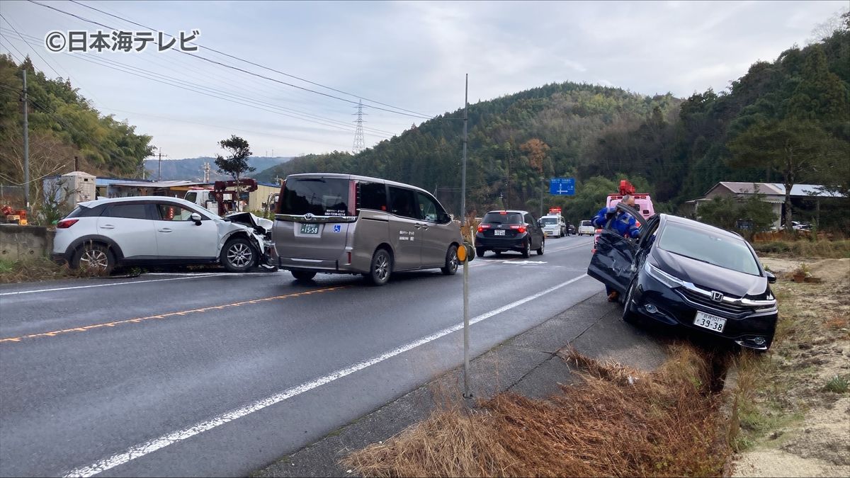 軽自動車が対向車線にはみ出し…車が次々衝突　最終的に車両5台の絡む事故　男性2人が軽傷　道路は一時全面通行止めに　島根県松江市