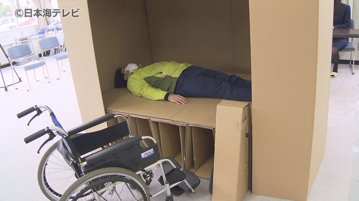 4年前に独自開発　災害避難に適した「段ボールベッド」をNPO法人が寄贈　鳥取県