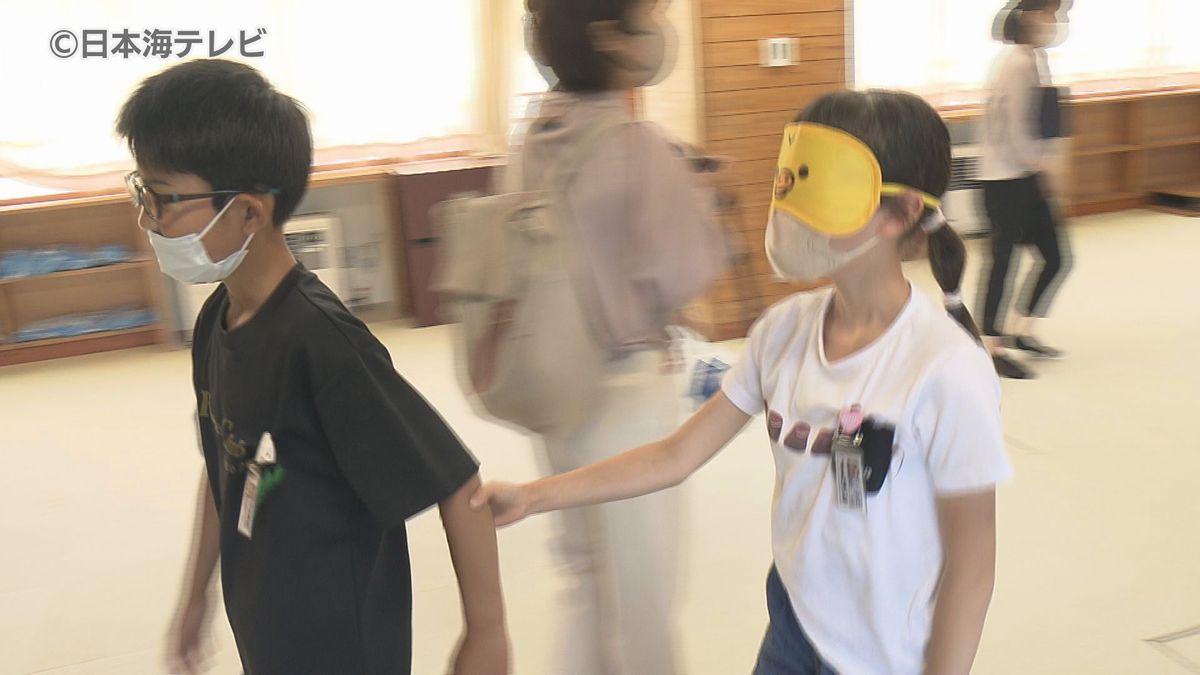 「困っている人がいたら見て見ぬふりをせず…」　障害者が暮らしやすい社会づくりを目指して　小学校で学習会　鳥取県湯梨浜町