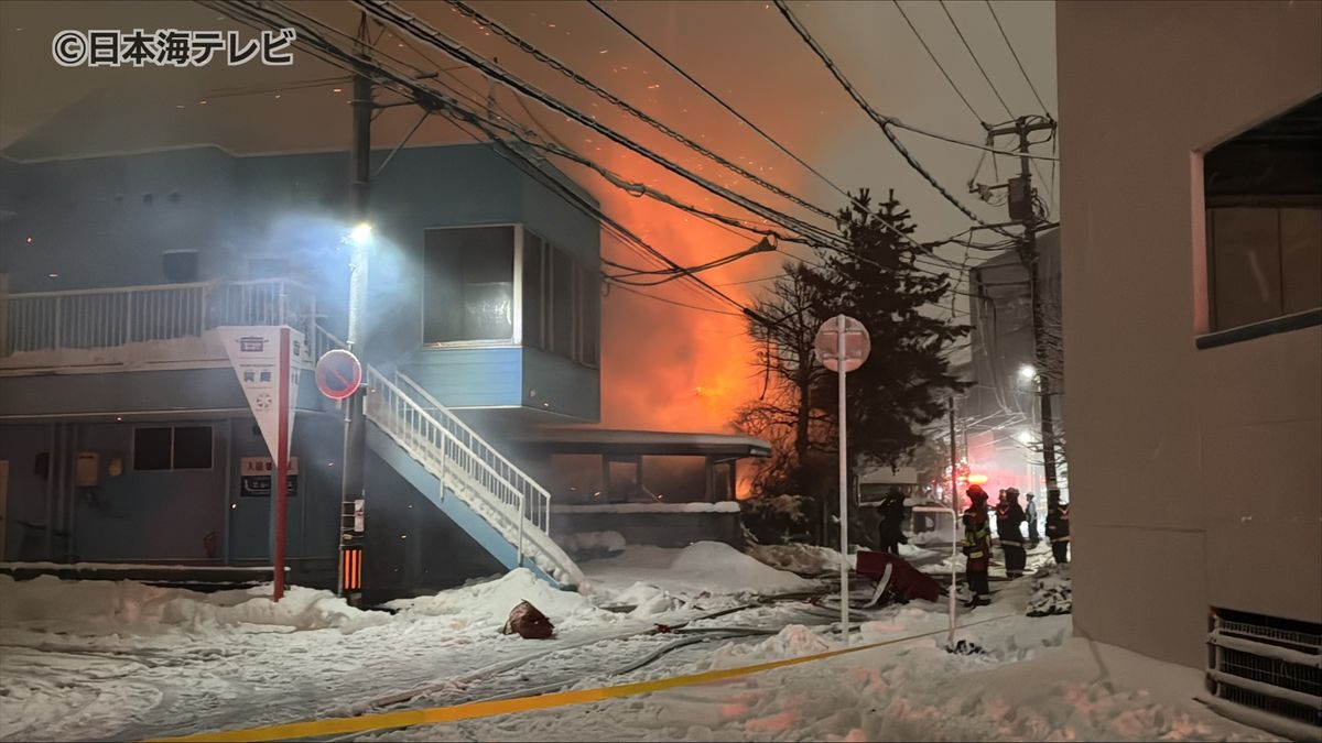 【速報】「初期消火に失敗した」　鳥取市内の住宅で火事　消防が消火活動中　鳥取県