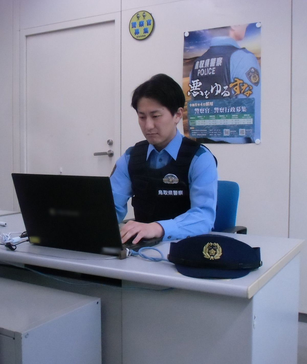 交番や駐在所では帽子なくてもOKに 進む警察官の暑さ対策 昨年度は街頭活動のサングラス着用を可能に 鳥取県警