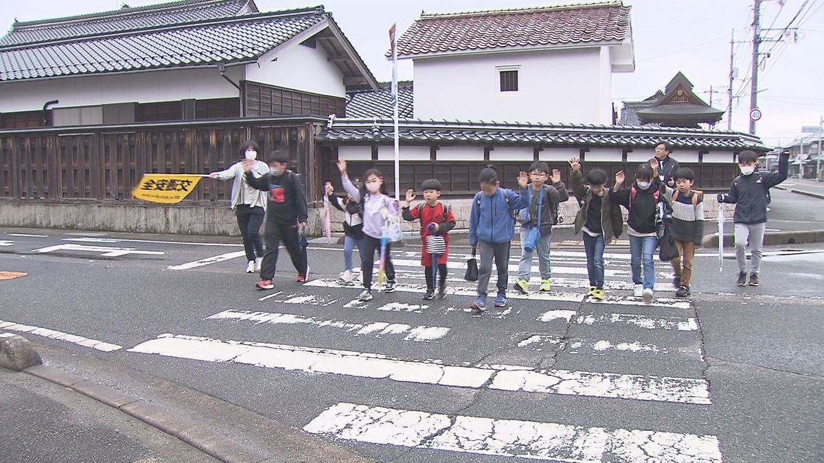小学校で交通安全講習　新1年生たちが警察官から正しい交通ルールを学ぶ　半数程度が信号機のない横断歩道で一時停止をしてないというデータも　鳥取県八頭町