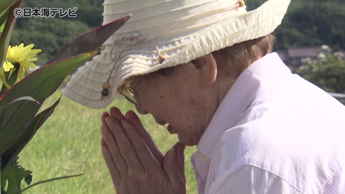 8月13日は盆の入り　多くの地点で30℃を超える暑さの中、山陰各地で朝から墓参りに訪れる人々