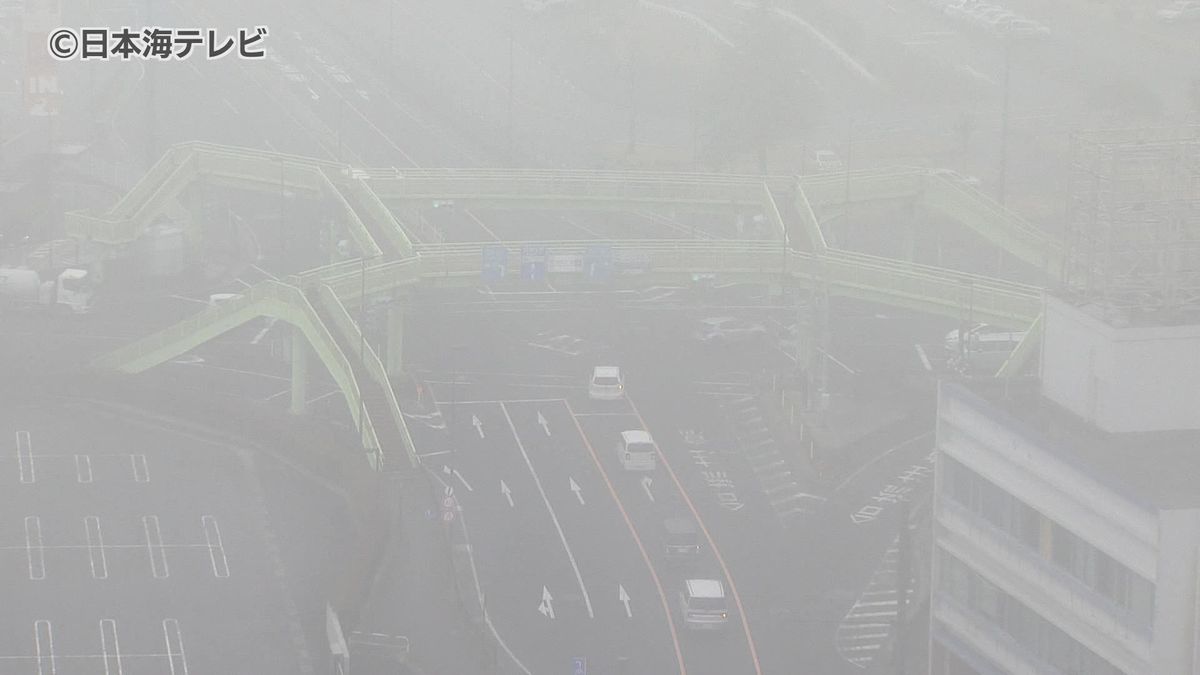濃い霧に覆われる山陰地方　隠岐を除く全域に濃霧注意報　22日夜にかけ見通しの悪い状況が続くと予想