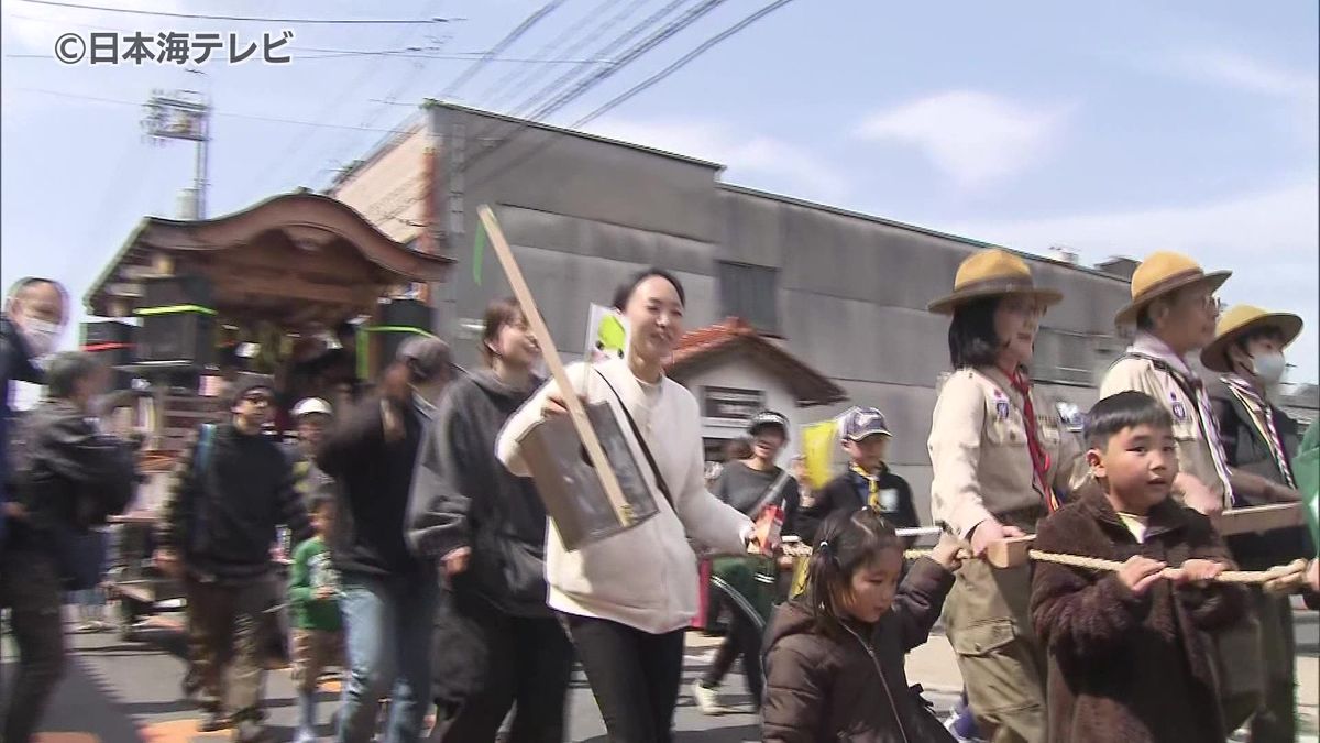 1000人がパレードで祝う　鳥取県立美術館オープンを前に