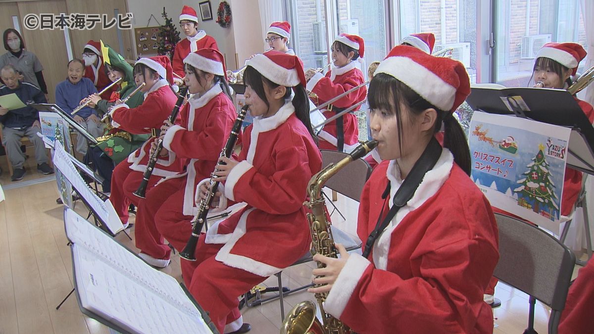 高校生がイベントを企画　音楽のクリスマスプレゼント　老人ホームでクリスマスメドレーなどを披露　鳥取県八頭町