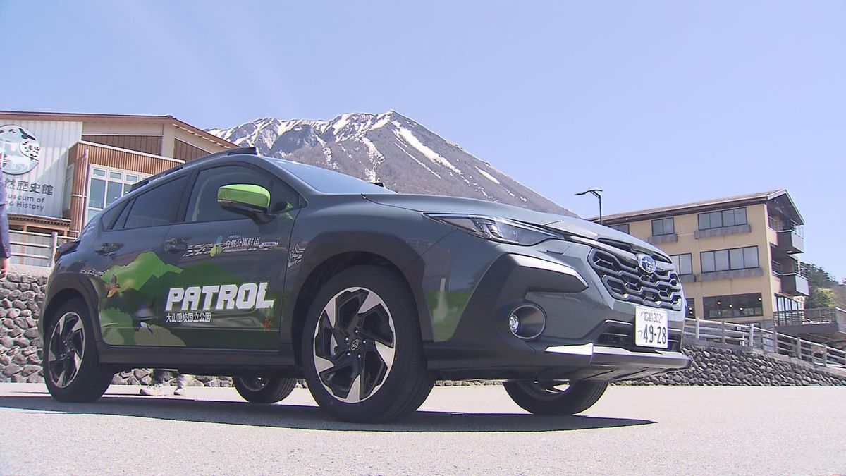 スバルが大山隠岐国立公園内のパトロール活動のために車両提供　4輪駆動の機動性が高い車両　大山の情景と野鳥などの絵柄も　施設の管理や動植物違法採取防止の活動などにも　鳥取県大山町