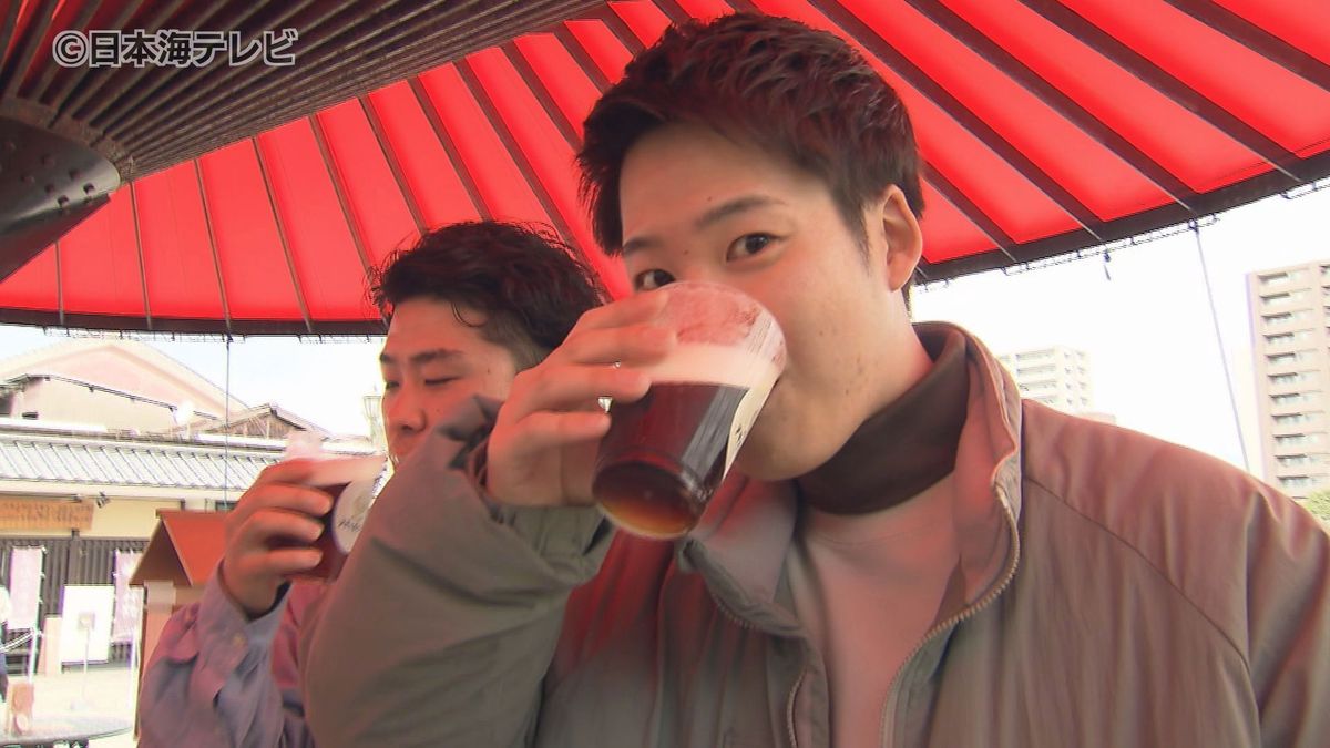 「ぷハッ！うま！」 全国を回るビールのキッチンカーが登場　生ビールとおつまみで昼飲みを楽しむ人の姿も　島根県松江市