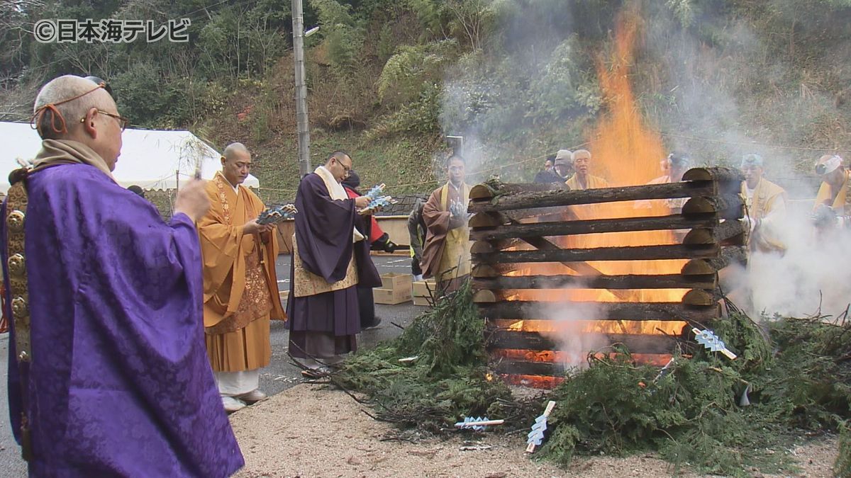 清水寺で「大梵焼祭」　１年の感謝と新年の無病息災祈る　島根県安来市