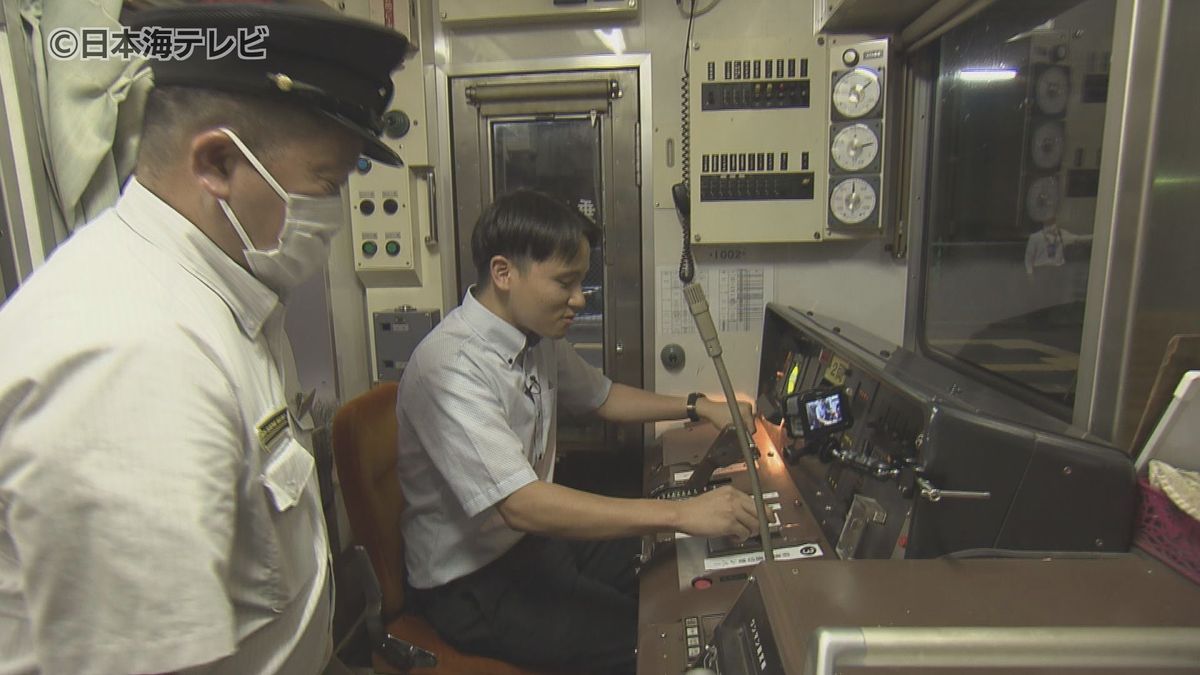 【全国初】実際に電車が走る線路で運転体験　全国で一番最初に運転体験を始めた鉄道会社の新たな企画　「自信は満々です。絶対他社ではできないので」　列車無線を使ったやりとりや信号機の確認など本物の運転士さながらの体験　島根県