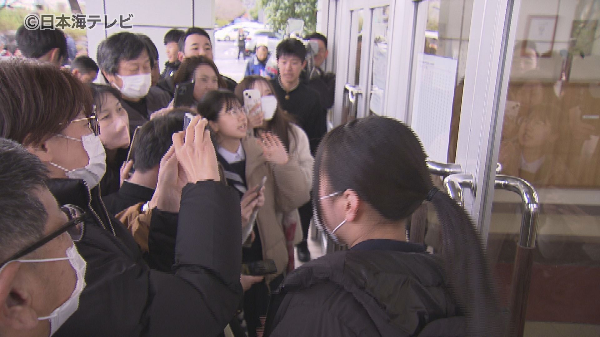 県立高校合格発表で受験生に春の便り 発表のオンライン化が進み掲示板