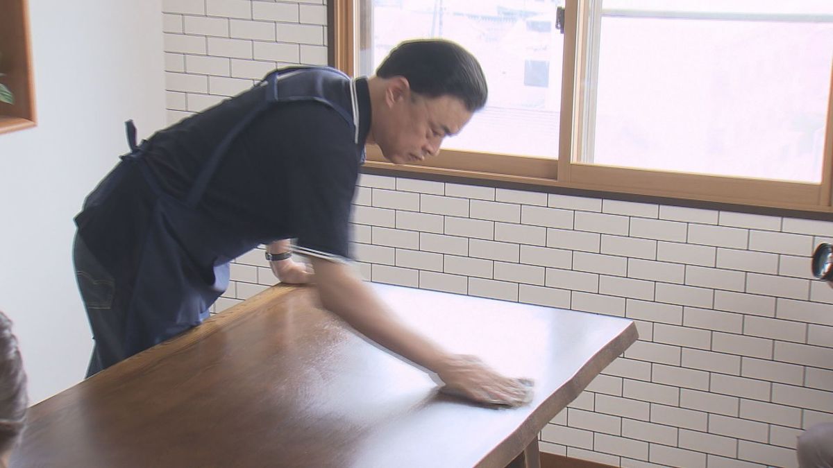 丸山知事が家事に挑戦！　掃除や洗濯に汗を流す　「島根県男女共同参画推進月間」に合わせて仕事と家庭の両立を　島根県松江市