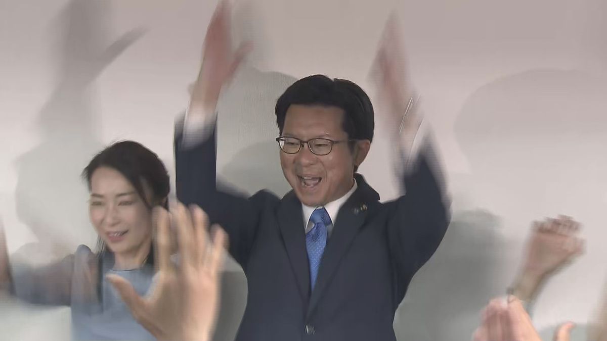 米子市長選挙 現職・伊木隆司氏 陣営が当選確実を判断しバンザイ