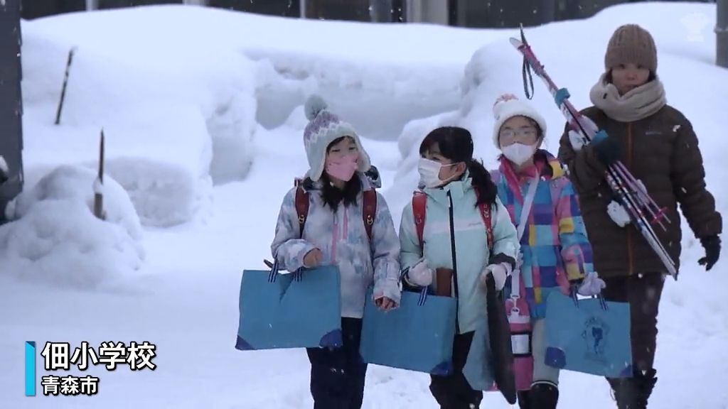 「道が雪で塞がっていました」雪で危険な通学路を慎重に登校　青森県内の多くの小中学校で冬休み明け