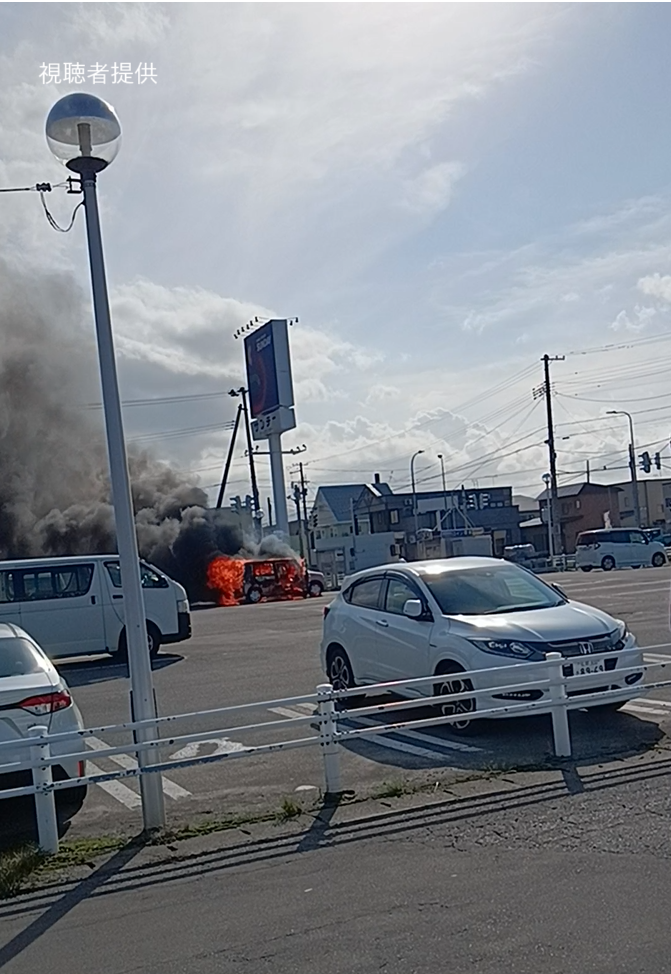 【速報】ホームセンター駐車場で車が炎上　弘前市