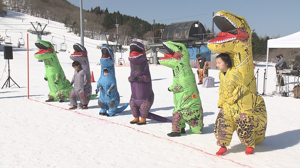 まるで氷河期？恐竜が雪の上を疾走するレースに大盛り上がり！　スキー場でホタテ産業支援イベント　青森県平内町