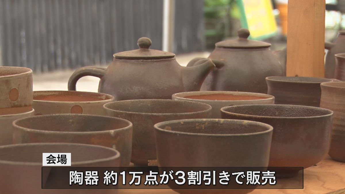 津軽金山焼夏祭り　およそ1万点の陶器がふだんの3割引きの特別価格で販売され家族連れでにぎわう　五所川原市
