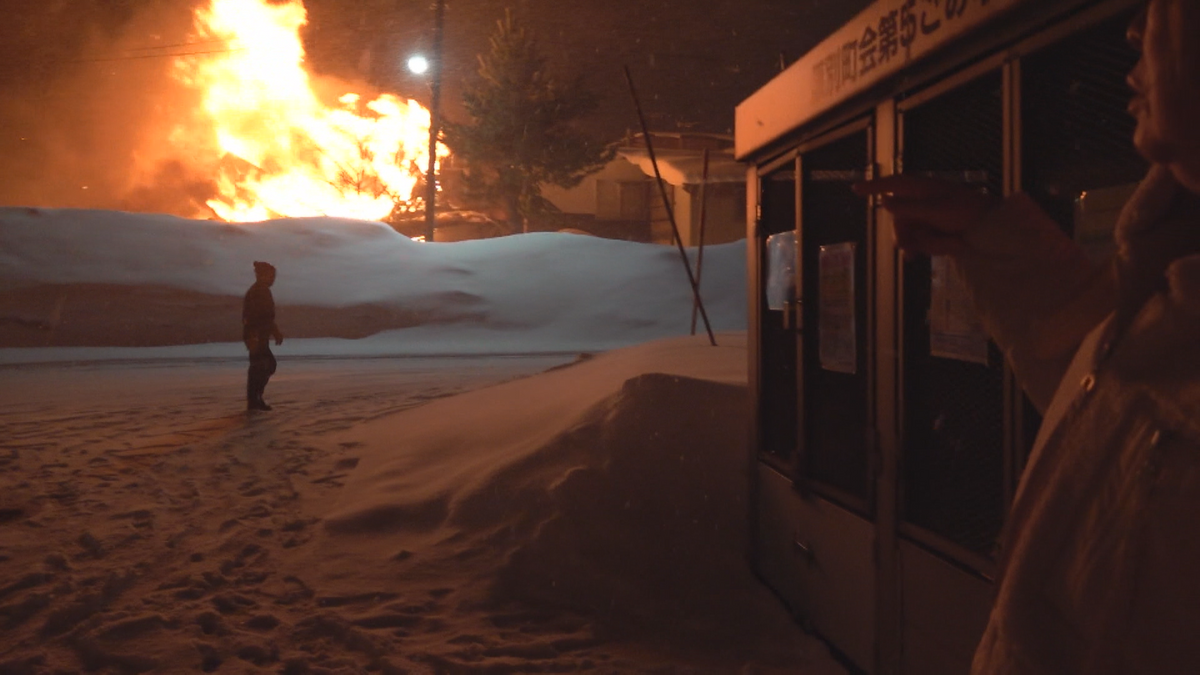 「爆発音も聞こえます！」吹雪のなか住宅から真っ赤な炎…住宅地が一時騒然　青森県青森市