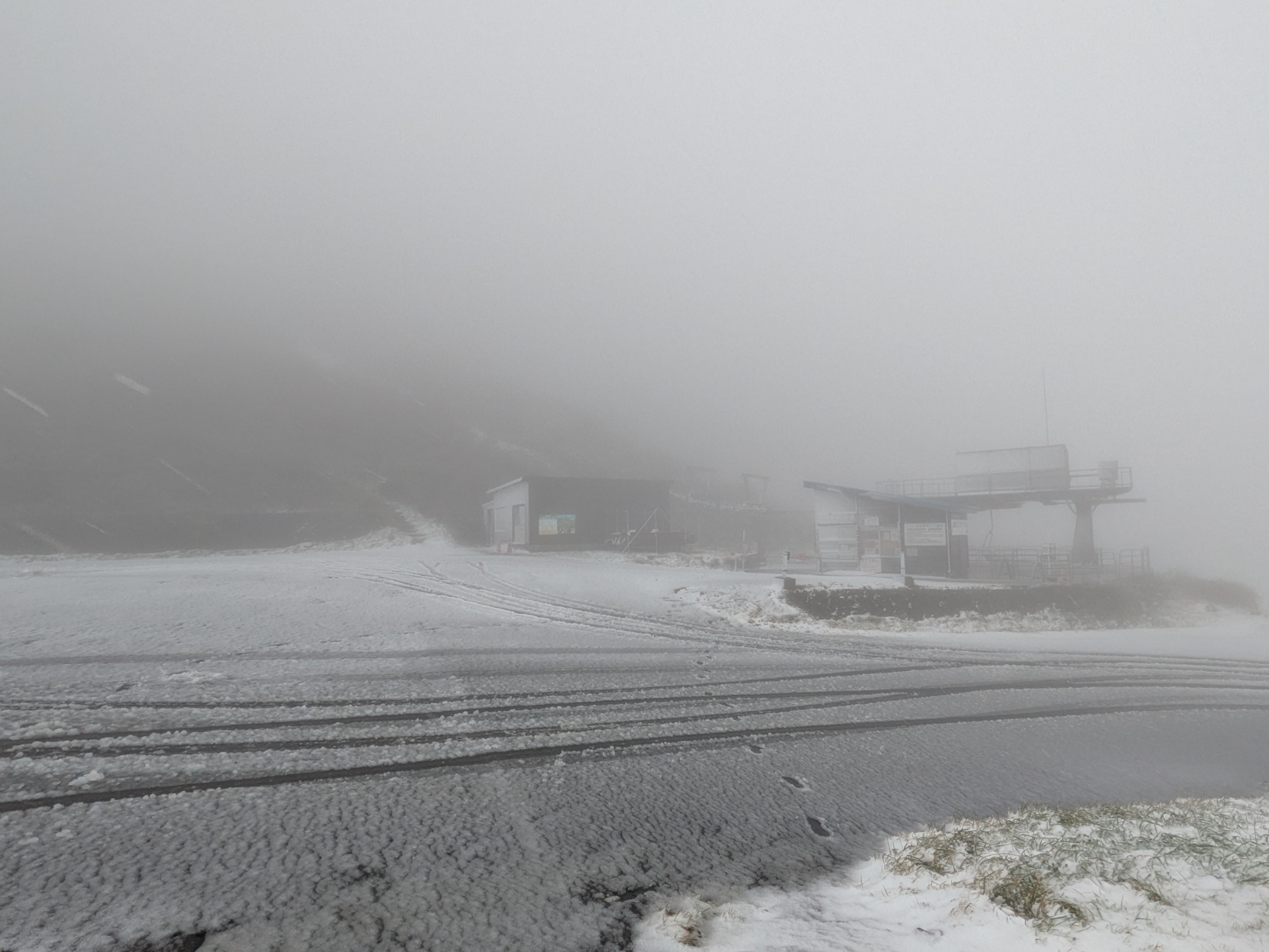 速報】津軽岩木スカイライン8合目で『積雪』 初雪は去年と同じ10月20日