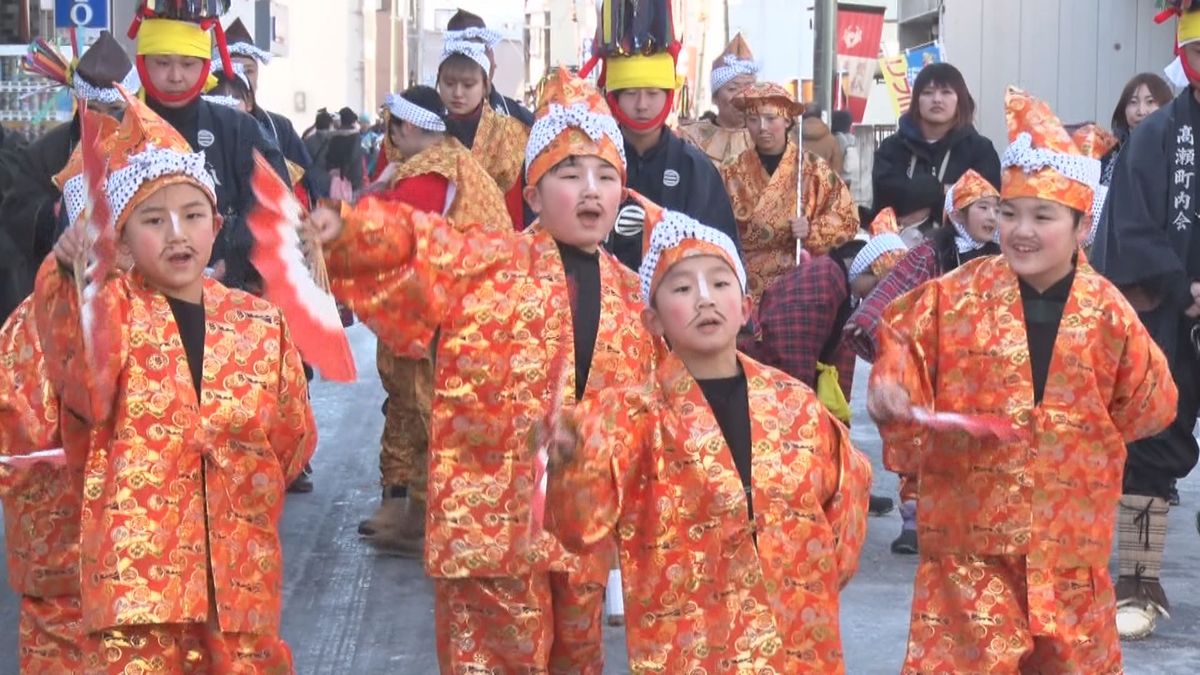 勇壮な摺り　春を呼ぶ　南部地方えんぶり　華やかな衣装をまとった子どもたちも祝いの舞を披露