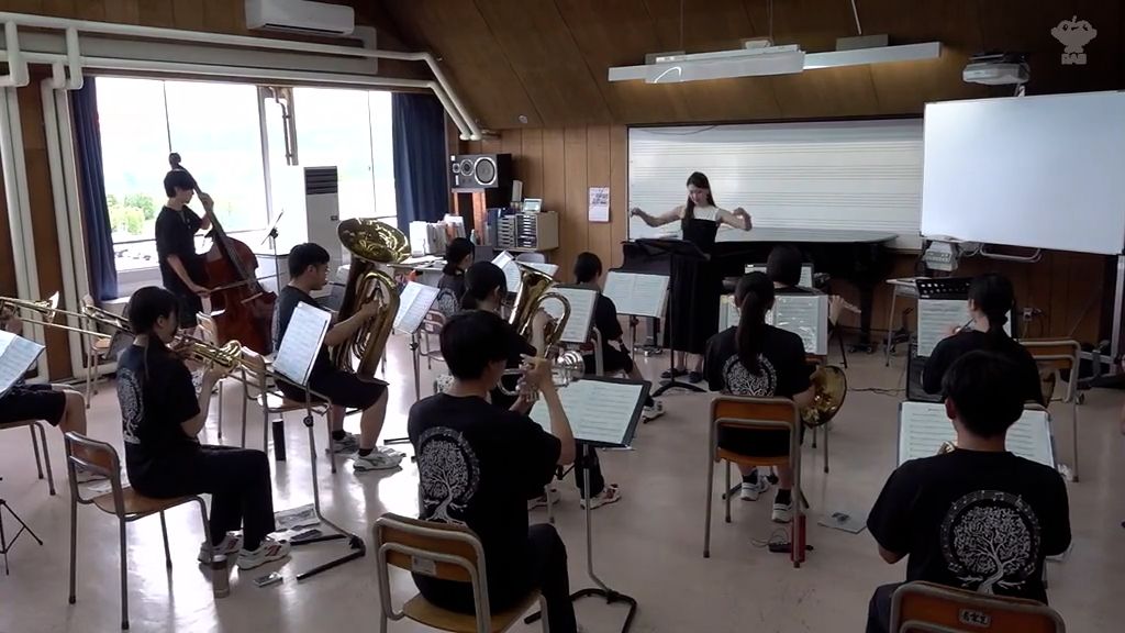オーケストラコンサートで共演する高校生がプロの奏者と事前練習　青森中央高校