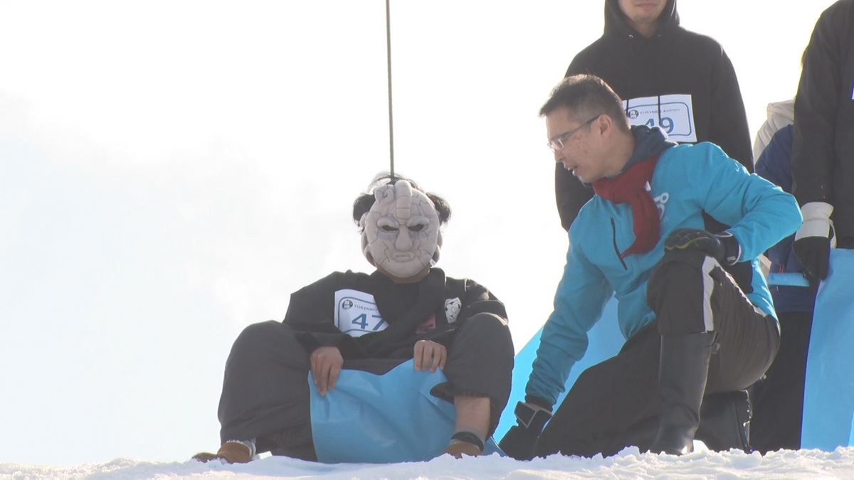 そり滑る速さ競う世界選手権　大人も本気で“雪まみれ”になり急斜面を滑走！夫婦で優勝も！？　青森県青森市