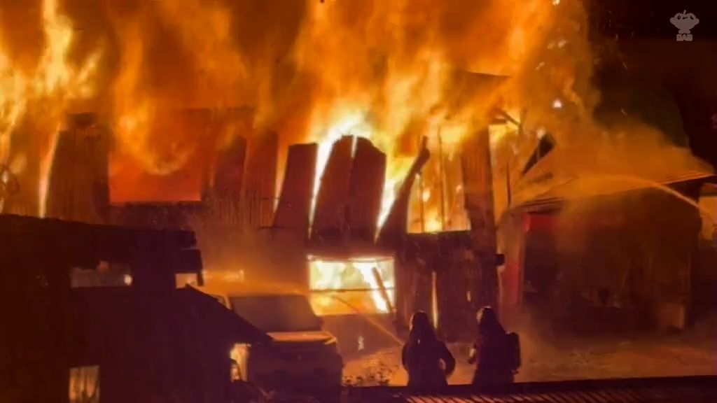 けんかの通報受けた警察官が火事発見１１９番通報　住宅が激しく炎上し全焼　隣の家の車庫まで延焼　青森・弘前市