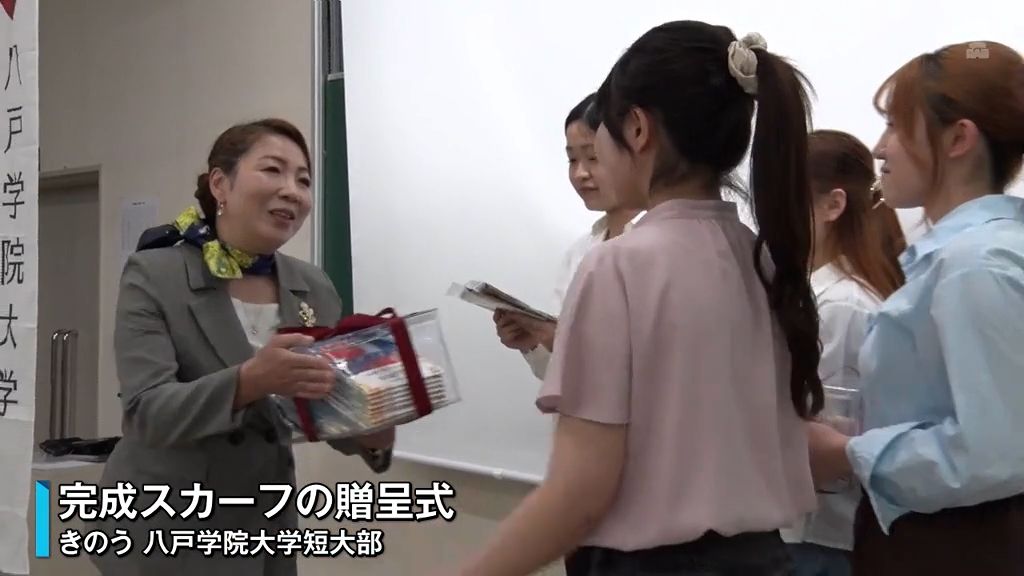 「ぱっと明るく華やかな印象」八戸菊柄のスカーフ完成し贈呈　学生たちと共同開発
