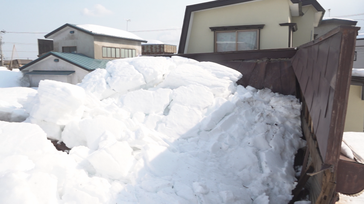 大雪の建物被害が400件超に　隣の家に倒れかかる小屋は警察や消防が確認する目の前で屋根が…　青森県青森市