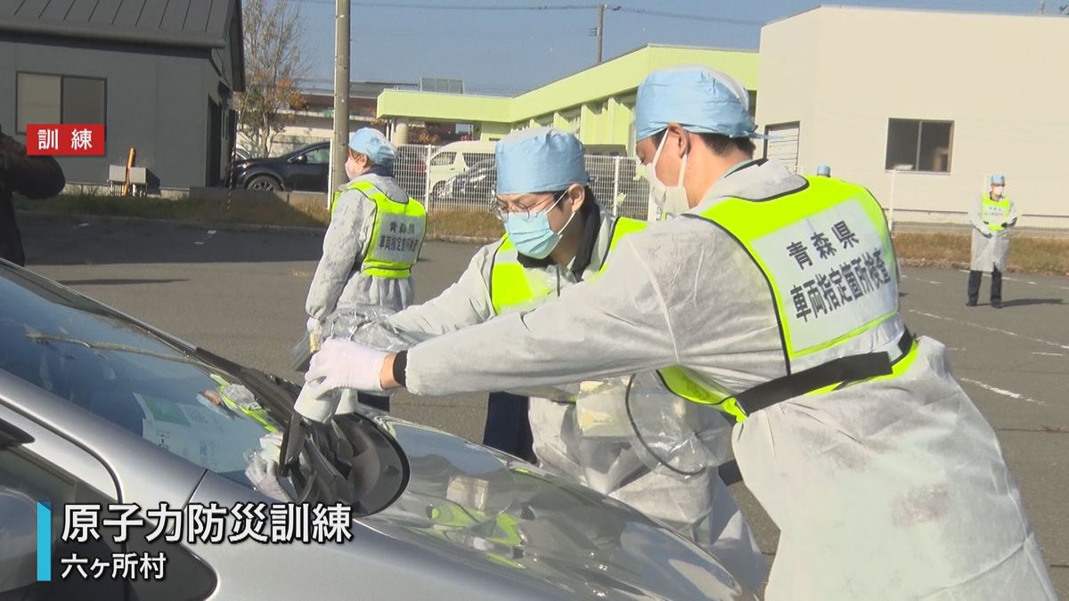 県原子力防災訓練　原発の重大事故を想定　参加者が車両の放射線量の測定や簡易除染の手順を確認