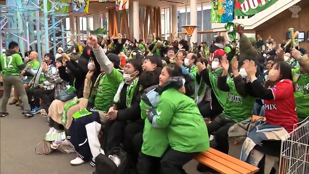 試合終了間際の“劇的オーバーヘッド”でヴァンラーレ八戸がJ3参入以来初の開幕戦白星!地元でも大歓声 青森県八戸市