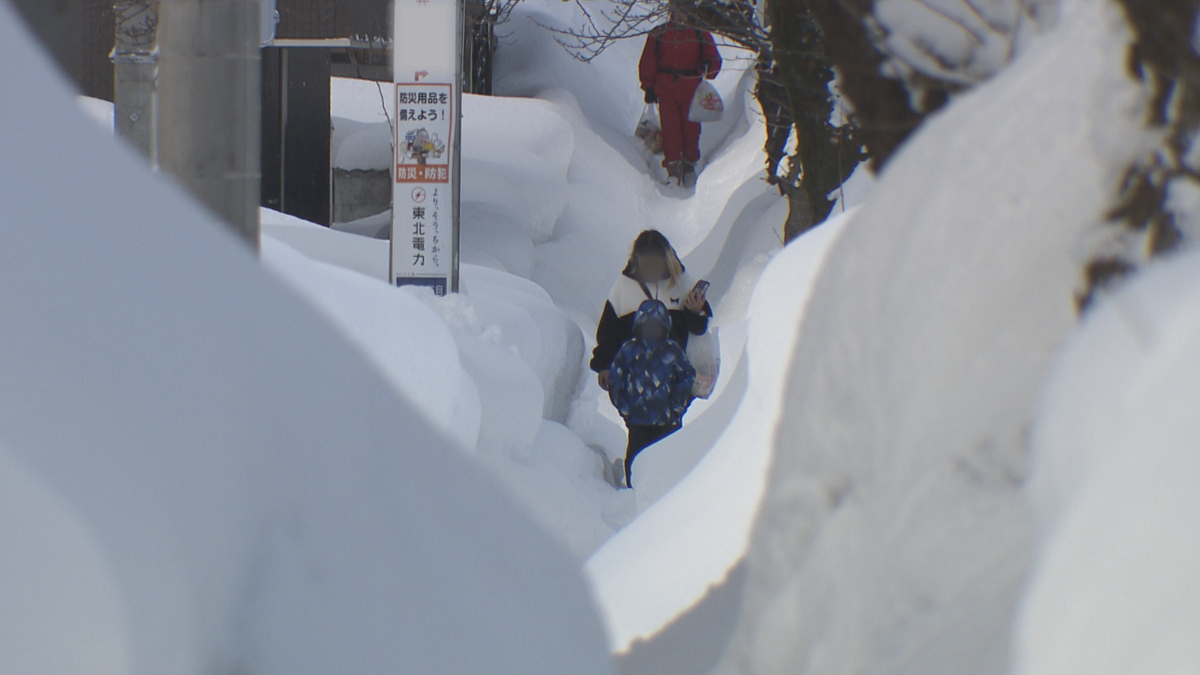 また積雪増える…流雪溝があふれて“冠水”道路が一時通行止めに　12日は気温上昇で落雪やなだれに注意　青森県