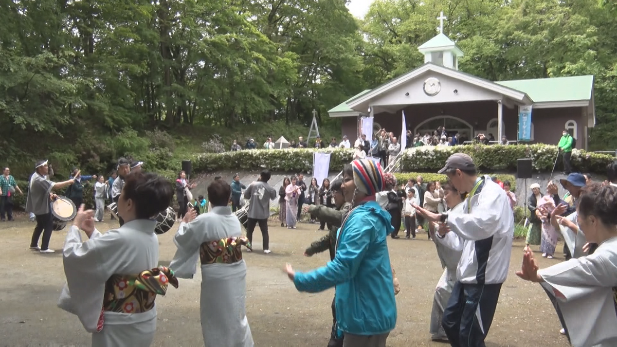 【奇祭】“キリストの墓”に神主が祝詞奏上!? 獅子舞と盆踊り「ナニャドヤラ」で神秘とロマンに思いはせる「キリスト祭」 青森県新郷村(2025年 ...