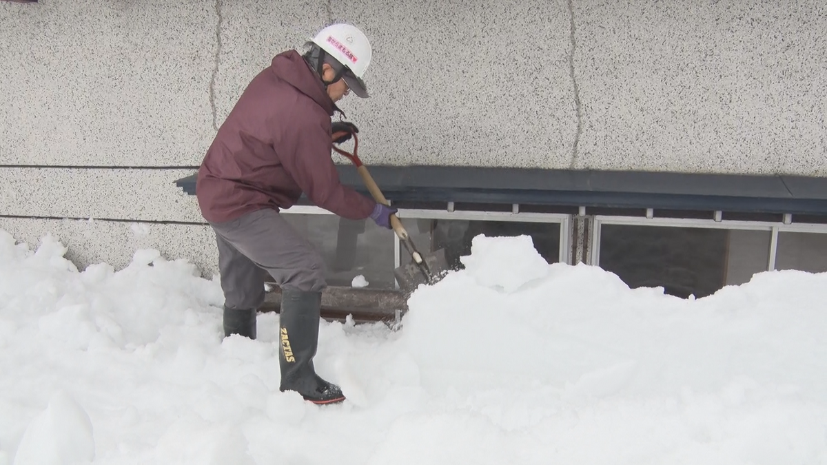 「いつ家ごとつぶれてしまうか心配で…」約4mの雪で1階部分がほぼ埋まった住宅を除雪支援　災害救助法初適用の青森県鰺ヶ沢町